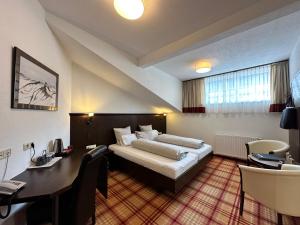 Łóżko lub łóżka w pokoju w obiekcie Arlen Lodge Hotel inkl Premium Karte im Sommer