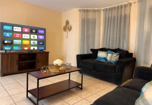 TV a/nebo společenská místnost v ubytování Home Away From Home - 3 Bed & 2 Bath - BEST VALUE