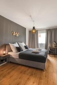 ライプツィヒにあるLevax Living - 61 qm - Cozy - close to the cityのベッドルーム1室(大型ベッド1台、シャンデリア付)