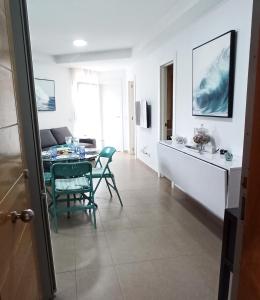 een woonkamer met een tafel en stoelen in een kamer bij SeawaveSunGranCanaria in Telde