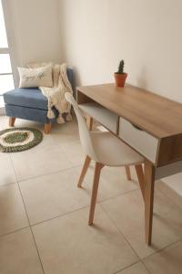 einen Schreibtisch und einen Stuhl im Wohnzimmer in der Unterkunft Casa Mate in Salta