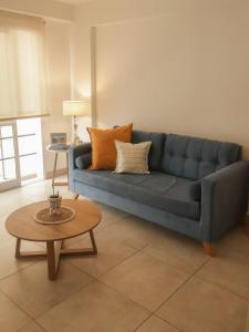 ein blaues Sofa im Wohnzimmer mit einem Tisch in der Unterkunft Casa Mate in Salta