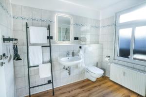 ein Bad mit einem WC und einem Waschbecken in der Unterkunft Levax Living - 61 qm - Cozy - close to the city in Leipzig