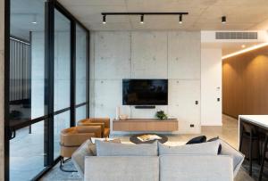 Μια τηλεόραση ή/και κέντρο ψυχαγωγίας στο Alfred & Turner Apartments, Luxury 2 Bedroom Condos in the heart of the Valley