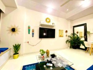 孟買的住宿－Arora Bhavan 1BHK-1B, Khar West by Connekt Homes，客厅的墙上配有电视