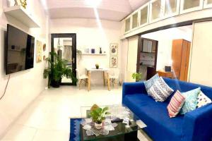 孟買的住宿－Arora Bhavan 1BHK-1B, Khar West by Connekt Homes，客厅配有蓝色的沙发和桌子
