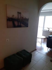 una sala de estar con una foto de un puente en la pared en Our Little World en Liepāja