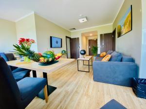 uma sala de estar com um sofá azul e uma mesa em Hotel CONRAD Comfort em Cracóvia
