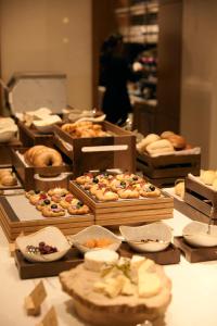 una mesa cubierta con cajas de diferentes tipos de bollería en Courtyard by Marriott Sejong en Sejong