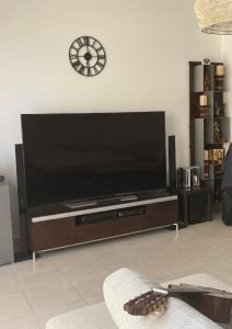 Μια τηλεόραση ή/και κέντρο ψυχαγωγίας στο Sunset apartment in Samarah Dead Sea resort