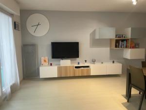 a living room with a flat screen tv on a wall at F4 lumineux proche du stade de France in Saint-Denis