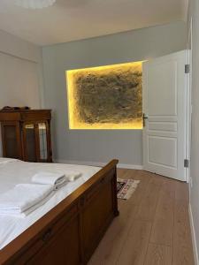 sypialnia z łóżkiem i obrazem na ścianie w obiekcie Machka Resort w mieście Trabzon
