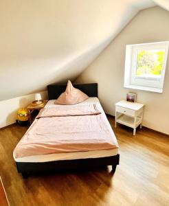 1 dormitorio con cama y ventana en Wunderbare Ferienwohnung mit Nähe zum Badesee en Goldenstedt
