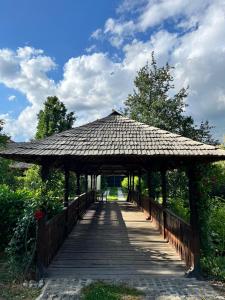 un puente de madera con un pabellón en una pasarela en Flanderhof Manor, en Daia