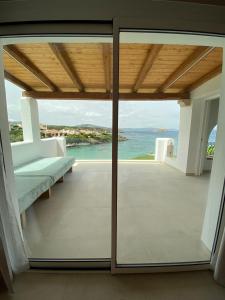 una casa con balcón con vistas al océano en Dahu Porto Cervo 3 camere 2 bagni sulla spiaggia cala del faro, en Porto Cervo