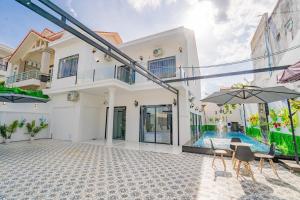 una villa con piscina y una casa en Villages Lương Văn Can, en Vung Tau