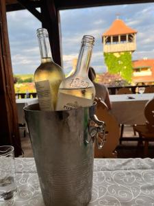 dos botellas de vino en un cubo sobre una mesa en Flanderhof Manor, en Daia