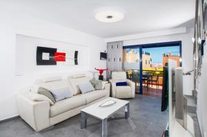 A seating area at Meloneras Bay Suites