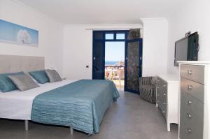 A bed or beds in a room at Meloneras Bay Suites