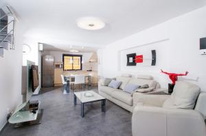 A seating area at Meloneras Bay Suites