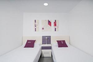 A bed or beds in a room at Meloneras Bay Suites