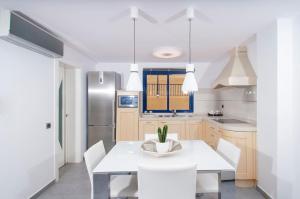 A kitchen or kitchenette at Meloneras Bay Suites