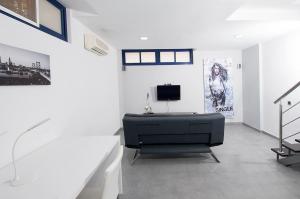 A television and/or entertainment centre at Meloneras Bay Suites
