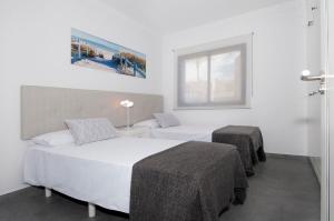 A bed or beds in a room at Meloneras Bay Suites