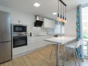 A kitchen or kitchenette at Olas Suites Playa del Ingles