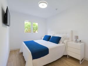 A bed or beds in a room at Olas Suites Playa del Ingles