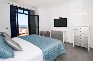 A bed or beds in a room at Meloneras Bay Suites
