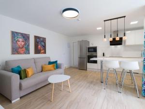Kuchyňa alebo kuchynka v ubytovaní Olas Suites Playa del Ingles