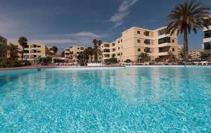 The swimming pool at or close to Olas Suites Playa del Ingles