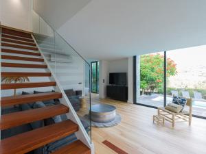 Nowoczesny dom ze schodami i salonem w obiekcie Salobre Villas Lagos w mieście Salobre