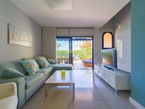 A seating area at Meloneras Bay Suites