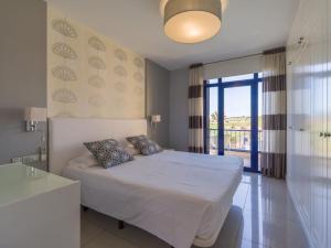una camera con un letto e una grande finestra di Meloneras Bay Suites a Meloneras