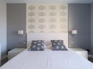 A bed or beds in a room at Meloneras Bay Suites