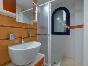A bathroom at Meloneras Bay Suites