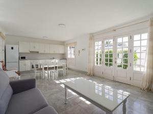 Η κουζίνα ή μικρή κουζίνα στο Pasito Villas +23 φωτογραφίες