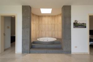 eine Badewanne in einem Zimmer mit Treppe in der Unterkunft Tauro Villas Deluxe in La Playa de Tauro