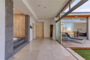 Ein Sitzbereich in der Unterkunft Tauro Villas Deluxe
