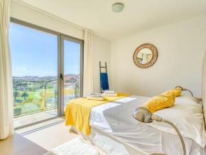 Łóżko lub łóżka w pokoju w obiekcie Salobre Villas Lagos