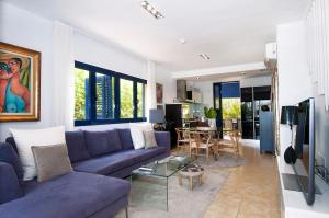 ein Wohnzimmer mit einem lila Sofa und einem Tisch in der Unterkunft Meloneras Suites in Meloneras