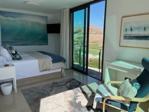 sypialnia z łóżkiem i widokiem na ocean w obiekcie Salobre Villas Lagos w mieście Salobre +37 zdjęć