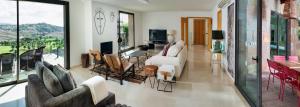 サロブレにあるSalobre Villas Deluxe XLのリビングルーム(白い家具、大きな窓付)