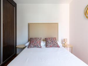 Un dormitorio con una cama blanca con dos almohadas. en Salobre Villas Green, en Salobre 23 fotos más