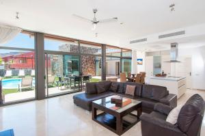 A seating area at Tauro Villas Deluxe