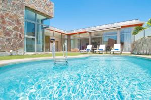 Der Swimmingpool an oder in der Nähe von Tauro Villas Deluxe