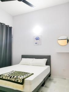 1 dormitorio con 1 cama con cabecero negro en SORANOS HOMESTAY TAMBUN en Ipoh
