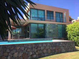 dom z basenem przed nim w obiekcie Salobre Villas Deluxe w mieście Salobre